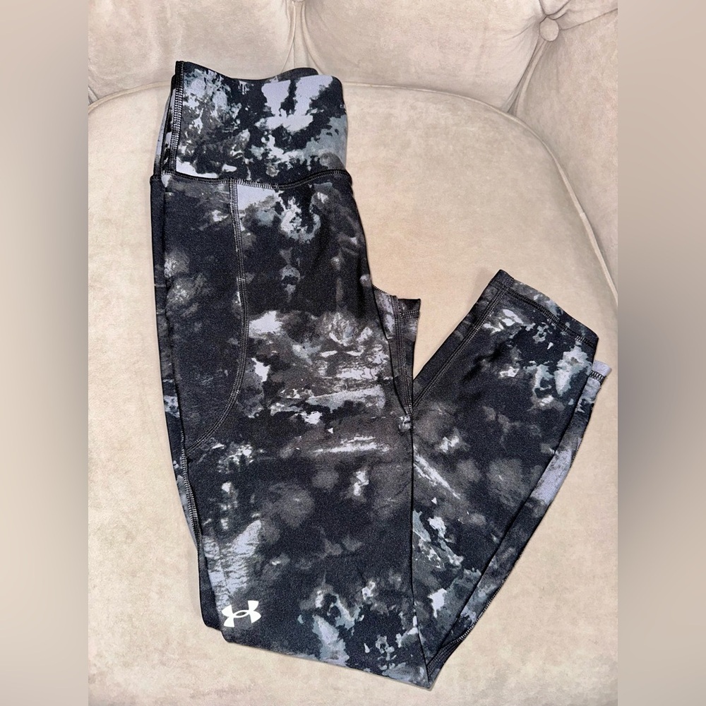 Under Armour Women's Hi-Rise Capri Tights. Black/grey camouflage size small